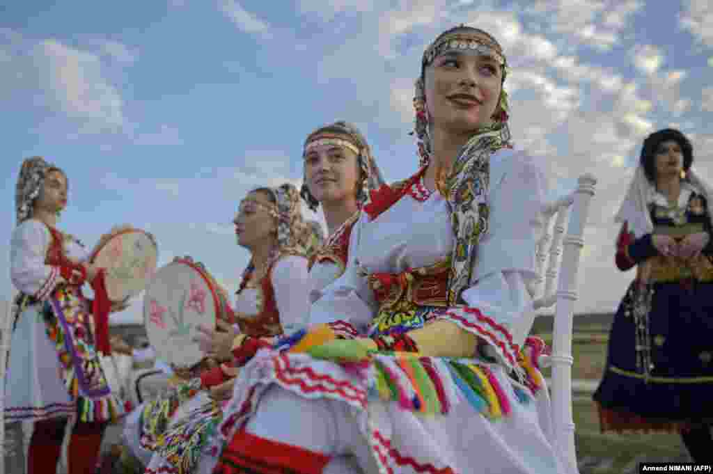 Vajzat të veshura me kostume tradicionale duke pritur fillimin e performancës së tyre gjatë festivalit Ulpiana Fest, të mbajtur në Parkun Arkeologjik të Ulpianës, afër Prishtinës më 17 shtator 2023. Festivali është i pari i këtij lloji në Kosovë. Ulpiana ishte një qytet i rëndësishëm romak në Ballkan dhe ishte pjesë e provincës romake të Dardanisë. Rëndësia historike e qytetit buron nga roli i tij si qendër e qeverisjes, tregtisë dhe kulturës romake në rajon.