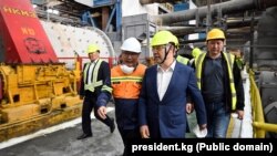 Президент Садыр Жапаров Монголиянын “Эрдэнэт” тоо кендерин чыгаруучу заводунда. Аны Гелангин Ёндон коштоп баратат. 10-июль, 2023-жыл.