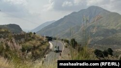 په جنوبي وزیرستان کې پاکستاني پوځیان د سرک پر غاړه تلاشۍ اخیستو ته ولاړ دي ـ پخوانی انځور.