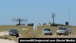 Російські РЛС «Небо-М» та РЛС «Каста-2Е2» (праворуч). Тарханкут, Крим, 2016 рік