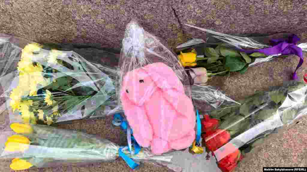 "Еске алу маңызды деп ойлаймын. Мен сияқты Қазақстан азаматтығы жоқ, Ресей азаматы үшін рұқсат етілмеген акция, пикетке шығу әрқашан қауіпсіз деп айта алмаймын. Ал мынадай шара еске алудың қауіпсіз амалы" деді ескерткішке гүл қойған адамдардың бірі Азаттыққа.