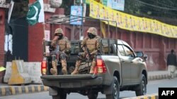 د پاکستان د پوځ سرتېري د فبرورۍ پر اتمه لاهور کې د انتخاباتو امنیت لپاره د ګزمې پر مهال. 