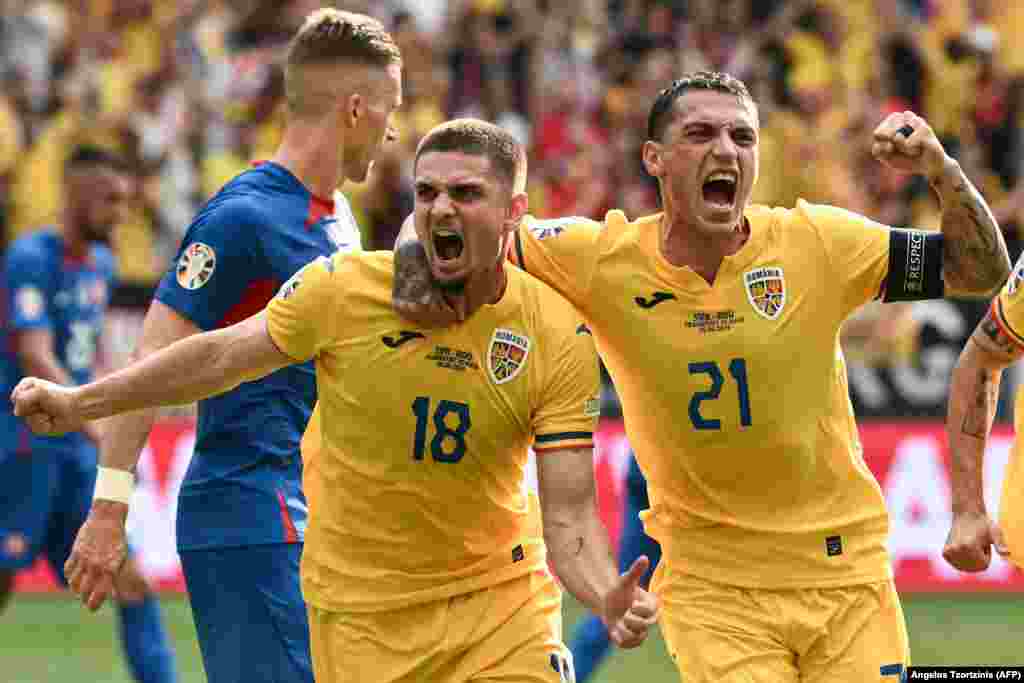 Tricolorii au revenit însă meci. Pentru România, a marcat Răzvan Marin (stânga) în minutul 37.