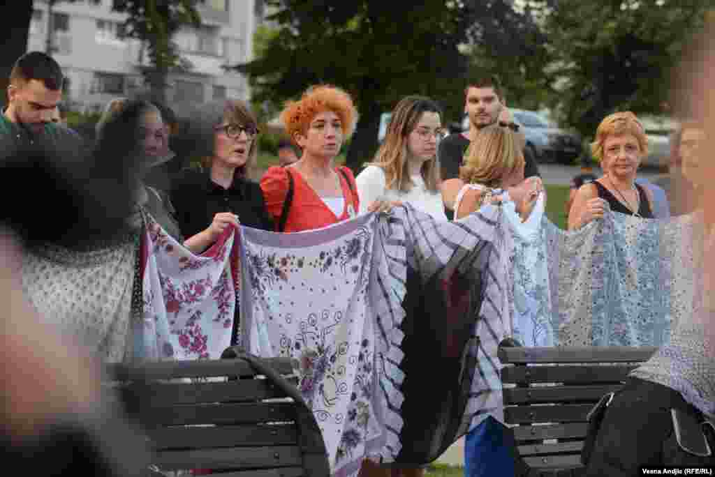 "Marame su simbol žena Srebrenice, žena Bosne i Hercegovine koje su i danas nositeljke mira, koje žive u svim tim sredinama", navela je Sofija Todorović iz nevladine Inicijative mladih za ljudska prava (YIHR).&nbsp; Inicijativa mladih je, uz Forum ZFD i još nekoliko nevladinih udruženja, pozvala na skup u Beogradu.&nbsp;