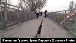 Міст, що з'єднує два мікрорайони Херсона, тріснув через пересування важкої військової техніки РФ