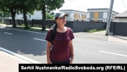 În mai 2023, Olha se află la locul unde a fost făcută fotografia din martie 2022.