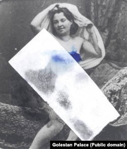 ყველა ფოტო, რომლებზეც აშკარად შიშველი სხეულებია გამოსახული, ჩანს, ცენზურაში იყო გატარებული ფიზიკური მრავალშრიანი საფარის საშუალებით - როგორც ზედა გამოსახულებაზეა