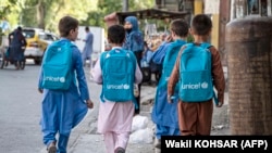 د یونېسف د معلوماتو پر بنسټ، دا مهال په افغانستان کې شاوخوا ۱۸ زره سیمه‌ییز ټولګي په ۳۰ ولایتونو کې فعال دي، چې له ۵۶۶ زره څخه زیات ماشومان په‌کې زده‌کړه کوي.