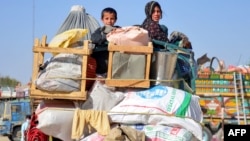 Afghan refugees arrive from Pakistan at the Afghanistan-Pakistan border in December 2023.