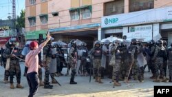 د مې پر ۱۳مه د پاکستان تر انتظام لاندې کشمير په سرښار مظفراباد کې امنيتي سرتېري د مظاهرو د کنټرولولو لپاره ولاړ دي.