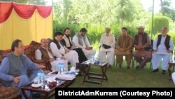 د حکومتي کمېشن غړو د جون پر اتمه نېټه په پاړه چنار کې له ځايي مشرانو سره لیدلي. 