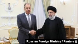 Ministrul rus de externe Serghei Lavrov și președintele iranian Ebrahim Raisi în timpul unei întâlniri la Teheran, Iran, 23 octombrie 2023