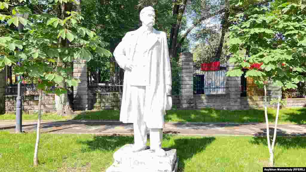 Совет әдебиетінің негізін қалаған пролетариат жазушы атанған Максим Горькийдің ескерткіші де "Сарыарқа" кинотеатрының сыртындағы алаңда тұр. Алматы, 28 мамыр, 2023 жыл.