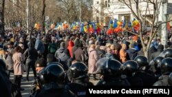 У неділю близько 4500 протестувальників зібралися на протест у Кишиневі, але поліція встановила блокпости, щоб обмежити їхній доступ до урядових будівель 