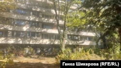 Clădirea de pe strada „Maior Iuri Gagarin” este împrejmuită și pare inutilizabilă.