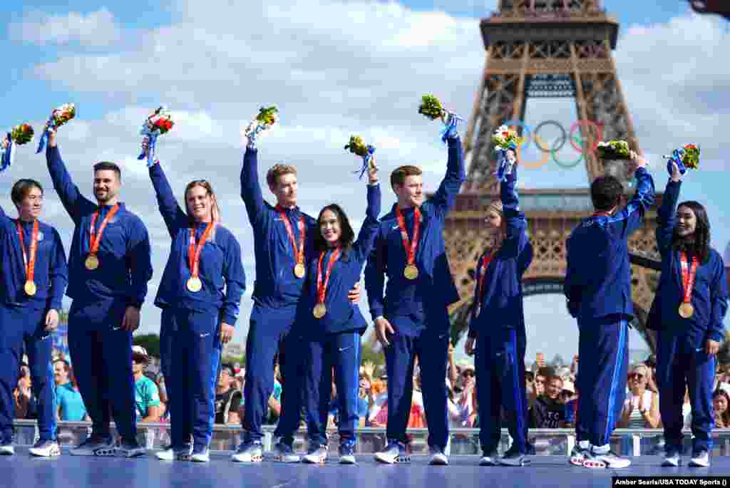 Без Росії минула церемонія нагородження призерів Зимової Олімпіади. Довгоочікувані нагороди отримали чемпіони й срібні призери командного турніру з фігурного катання, що проходив ще півтора року тому: на Олімпіаді-2022 у Пекіні. Тоді золоті медалі виграла збірна ОКР, але через підтверджений допінг російської фігуристки&nbsp;Каміли Валієвої, п'єдестал змінився. ОКР стала третьою, але на нову церемонію нагородження команду з РФ не запросили