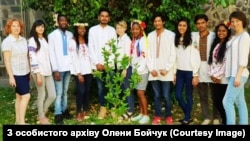 Іноземні студенти вивчають українську мову та культуру. Світлина з особистого архіву Олени Бойчук (на фото праворуч)