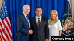 Кыргызстандын президенти Садыр Жапаров АКШ президенти Жо Байден жана анын жубайы Жилл Байден менен, 21-сентябрь, 2023-жыл.
