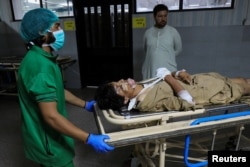 د باجوړ چاودنې ښکار شوي یوشمېر ژوبل کسان د پېښور لېډي ریډنګ روغتون ته لېږدول شوي دي - د جولای ۳۰مې انځور.