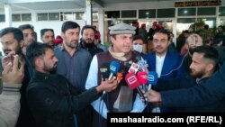 عبدالخالق اڅکزی د فبرورۍ پر ۲۹مه د بلوچستان اسمبلۍ په ودانۍ کې له خبریالانو سره خبرې کوي. 