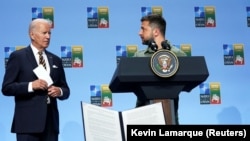Президент України Володимир Зеленський і президент США Джо Байден (ліворуч) під час заходу, на якому лідери країн «Групи семи» (G7) оголосили спільну декларацію про підтримку України під час саміту НАТО у Вільнюсі, 12 липня 2023 рок