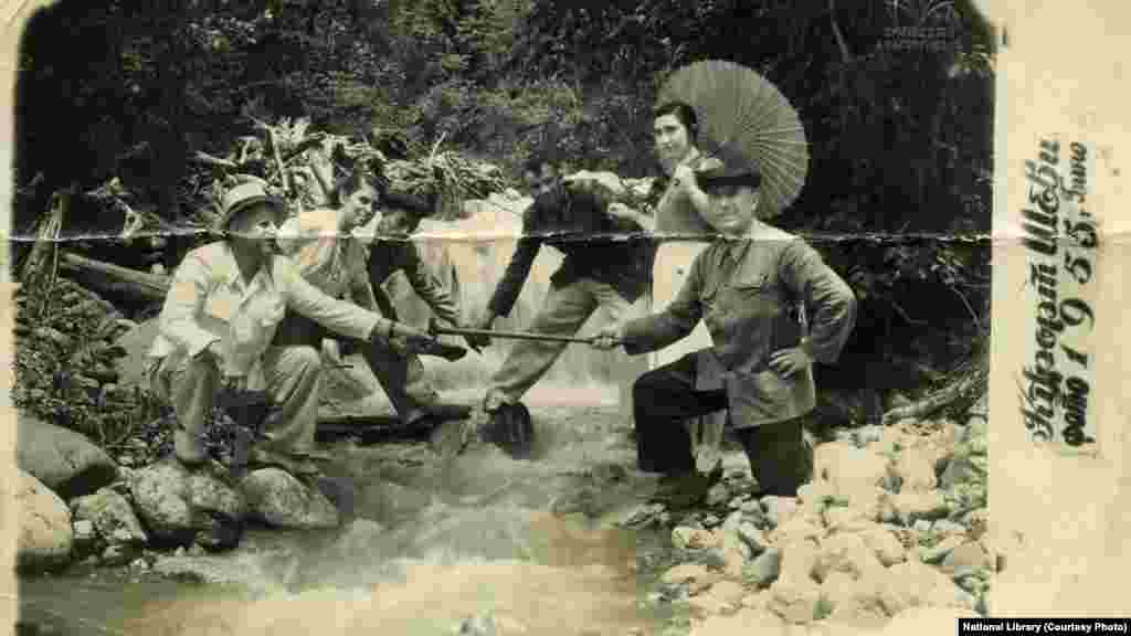 შოვში ისვენებდნენ ოჯახები, საბჭოთა კავშირის დროს კი აქ შეიძლება მთელი კოლექტივი გამოეშვათ საგზურით: მწერლები, ქარხნის თანამშრომლები, ჩაის ფაბრიკა... მათ შოვში რამდენიმე სანატორიუმი და ტურბაზა ხვდებოდათ. ფოტოზე: 1955 წელი, ეწერელები კურორტ შოვში.