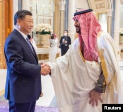 საუდის არაბეთის მემკვიდრე პრინცი მუჰამედ ბინ სალმანი და სი ძინპინი ერ-რიადში. 2022 წლის 9 დეკემბერი