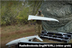 Український військовий збирає БПЛА Shark (Шарк)