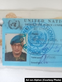 Legitimacija Ada van Alphena tokom boravka u Srebrenici, 1995.