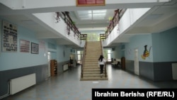 Shkolla "Zenel Hajdini" në Gadime, Lipjan, ku mbajnë mësimin shtesë rreth 65 nxënës.