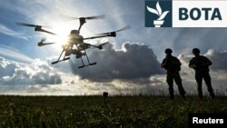 Ushtarë ukrainas duke operuar me një dron të llojit Vampire në rajonin e Zaporizhjës. 2 shkurt 2024. 