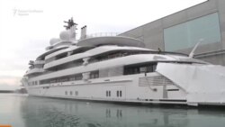 Екипажот на запленетата „јахта на Путин“ се конфронтира со новинарите на РСЕ