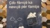 Një baner me mbishkrimin: "Çdo fëmijë ka nevojë për familje" shihet në hyrje të një konference për  strehimin e fëmijëve në Prishtinë, 12 dhjetor 2023.