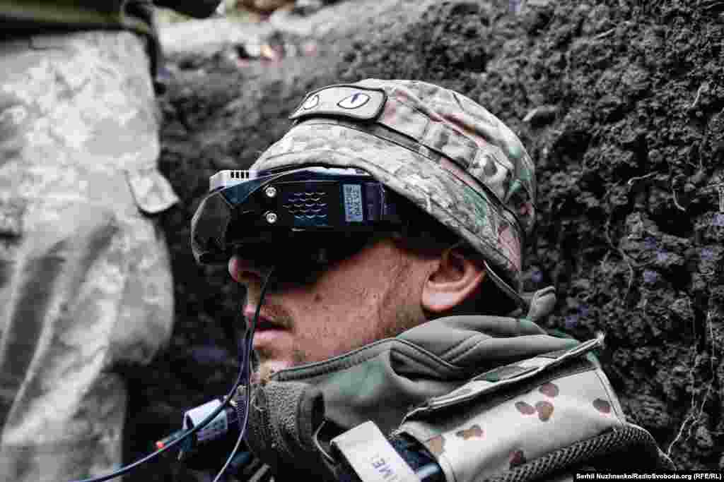 Через швидкість і маневреність дронами керують в окулярах &ndash; це забезпечує максимальне занурення в процес. А за безпеку пілота, який не бачить нічого поруч, відповідає напарник