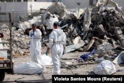 Ізраїльські рятувальники працюють збирають фрагменти тіл біля зруйнованої поліцейської дільниці, де відбувся бій із бойовиками угруповання «Хамас». Сдерот, Ізраїль. 11 жовтня 2023 року.