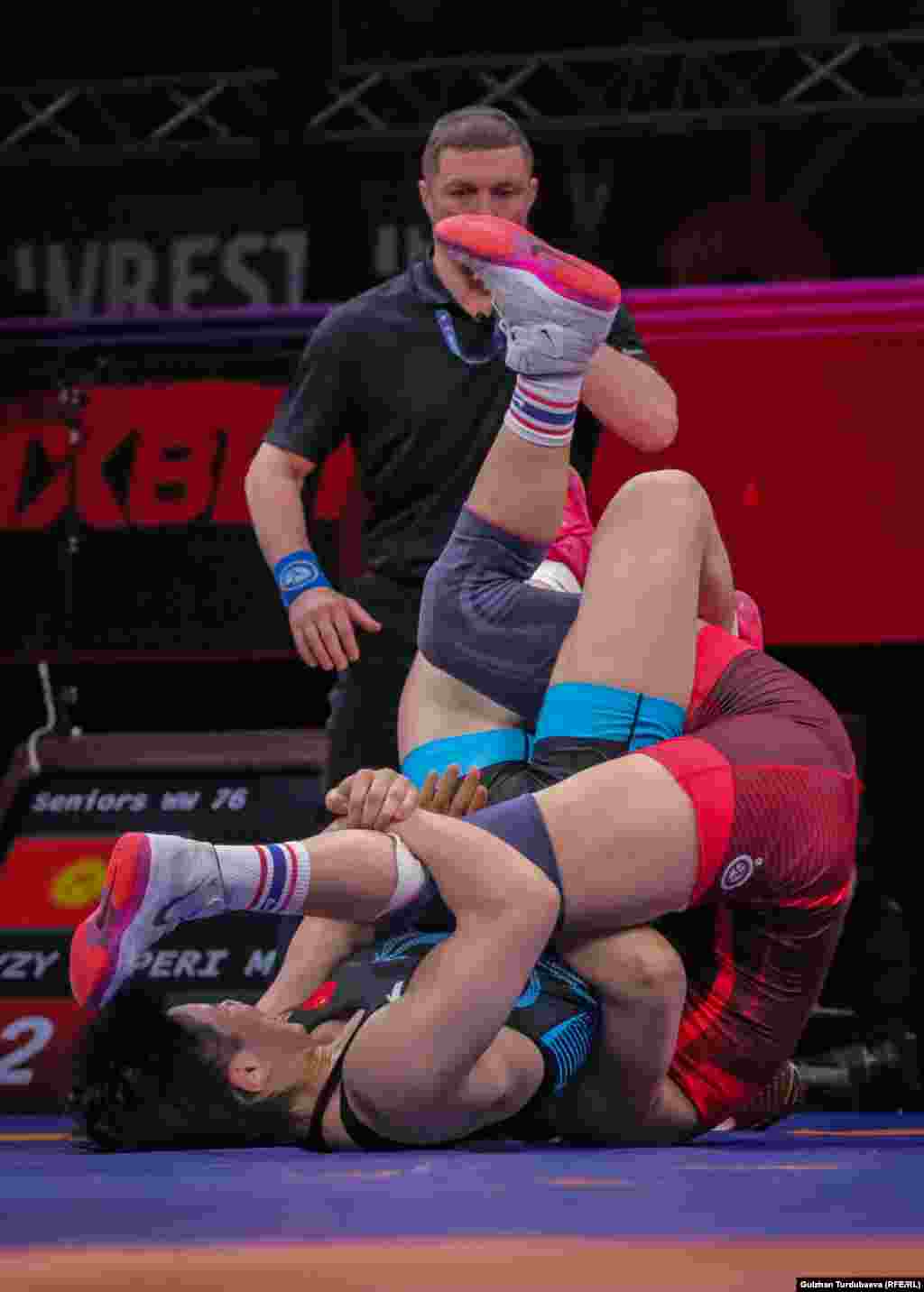 Айпери Медет кызы 25 жашта. Бир нече эл аралык мелдештердин жеңүүчүсү. Азия оюндарынын алтын жана коло байгесинин ээси. Дүйнө чемпионатынын коло (2021) жана күмүш байгелеринин (2023) ээси.