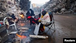 Türkiýede ýer titremesinde ejir çeken adamlar köçede ýylanýarlar