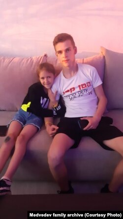 Артур Медведєв з сестрою Машею. Фото з особистого архіву родини