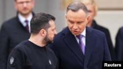 Президент Польщі Анджей Дуда (п) і президент України Володимир Зеленський, Варшава, 5 квітня 2023 року