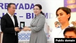 Министр дошкольного и школьного образования Хилола Умарова вручила нагрудный знак «Меценат образования» главе области Улугбеку Касымову на мероприятии, прошедшем в Сурхандарьинской области 10 июля.