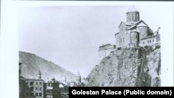 მეტეხის ტაძარი XIX საუკუნეში მიშენებული საპატიმროთი.