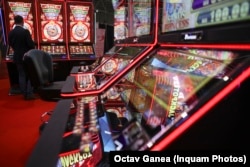 Dependenții de păcănele trec prin situații care le pot distruge relațiile cu ceilalți.