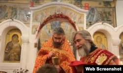 Вадим Новинський під час служіння в храмі РПЦ в Цюриху