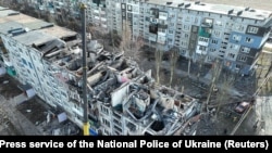 Зруйнований атакою дронів житловий будинок у Мирнограді на Донеччині