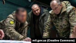 Міністр оборони України Рустем Умєров (посередині) і головнокомандувач ЗСУ Олександр Сирський (праворуч) під час відвідин командних пунктів Оперативно-тактичного угруповання «Донецьк». Донеччина, 13 лютого 2024 року, фото ілюстративне