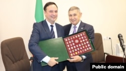 Тарих институты мөдире Радик Салихов һәм Татарстан фәннәр академиясе президенты Рифкать Миңнеханов