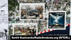 په دې انځور کې هغه پوستي ټېکېټ ښکاري چې اوکرایني حکومت د کییف ولایت د ازادولو په ویاړ خپور کړی وو. په هغه کې انځورونه د ازادې اروپا راډیو خبریال اخیستي - انځورونه له ارشیفه.