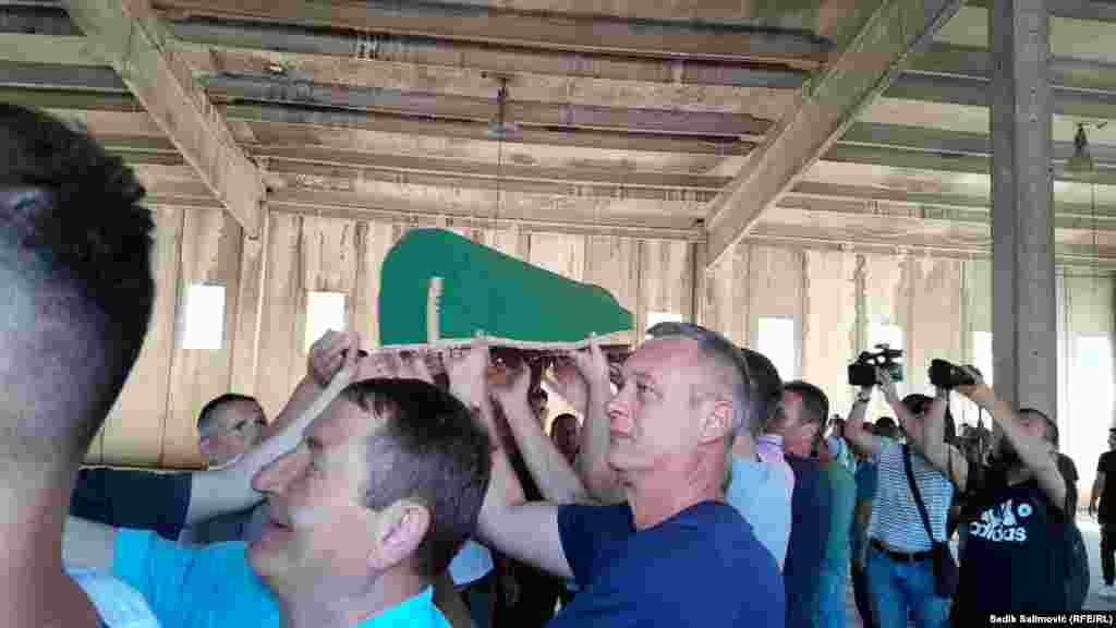 Za oko 1.000 žrtava genocida u Srebrenici još uvijek se traga.