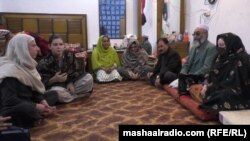 د نرښځیو د ټولنې مشرې فرزانې ریاض (له ښي لوري لومړۍ) د فبرورۍ پر ۲۲مه د یوې نرښځۍ په وژنه کې ککړ کس ته د سزا غوښتنه وکړه. 