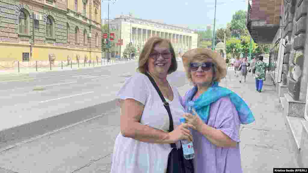 "Uglavnom sve što treba da obavim, obavim ujutro sa šeširom, sa vodom. Onda u kući upalim klimu i čuvam se do navečer deset, pola jedanaest, onda izađem, kazala je sedamdesetogodišnja Jasminka (lijevo) iz Sarajeva.&nbsp; Njena prijateljica Ramiza kaže da je obukla šal u slučaju potrebe, "ali imam jedan detalj koji stalno nosim sa sobom, to je jedan rupčić koji je pokvašen i on se vadi u datom momentu i on daje vlagu".